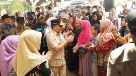 SERAP ASPIRASI : Gubernur Kalteng H. Agustiar Sabran saat melakukan kunjungan kerja dan mendengarkan aspirasi masyarakat di Desa Riam Durian Kecamatan Kotawaringin Lama, Kabupaten Kotawaringin Barat, pada Minggu (8/6).(IST)