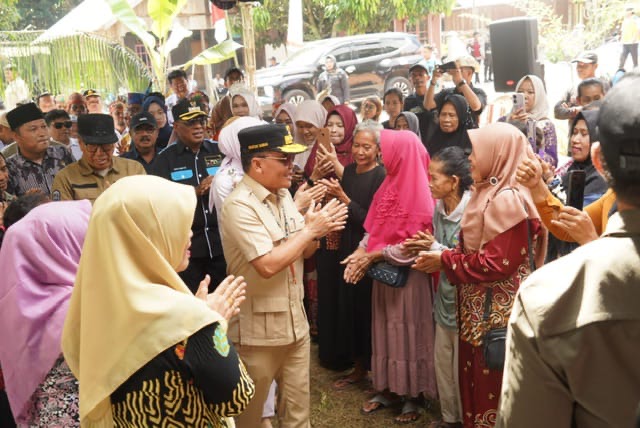 SERAP ASPIRASI : Gubernur Kalteng H. Agustiar Sabran saat melakukan kunjungan kerja dan mendengarkan aspirasi masyarakat di Desa Riam Durian Kecamatan Kotawaringin Lama, Kabupaten Kotawaringin Barat, pada Minggu (8/6).(IST)