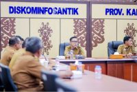 PIMPIN : Plt Diskominfosantik Provinsi Kalteng, Rangga Lesmana, saat memimpin rapat sinkronisasi data Aplikasi Kartu Huma Betang yang digelar di Aula Kanderang Tingang, Senin (21/07/2025).(IST)
