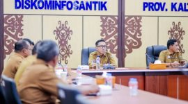 PIMPIN : Plt Diskominfosantik Provinsi Kalteng, Rangga Lesmana, saat memimpin rapat sinkronisasi data Aplikasi Kartu Huma Betang yang digelar di Aula Kanderang Tingang, Senin (21/07/2025).(IST)