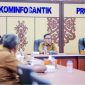 PIMPIN : Plt Diskominfosantik Provinsi Kalteng, Rangga Lesmana, saat memimpin rapat sinkronisasi data Aplikasi Kartu Huma Betang yang digelar di Aula Kanderang Tingang, Senin (21/07/2025).(IST)