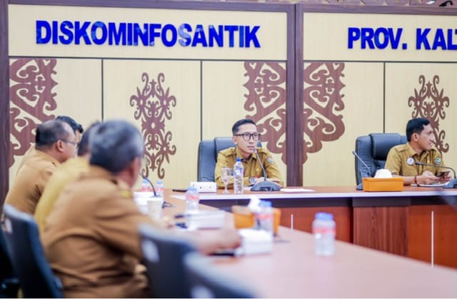 PIMPIN : Plt Diskominfosantik Provinsi Kalteng, Rangga Lesmana, saat memimpin rapat sinkronisasi data Aplikasi Kartu Huma Betang yang digelar di Aula Kanderang Tingang, Senin (21/07/2025).(IST)