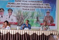 PIMPIN: Kabid Lohsar Achmad Sugianor saat memimpin Rapat Penetapan Harga TBS yang digelar Dinas Perkebunan Provinsi Kalteng di Aula Kantor Disbun Kalteng, Kamis (17/7/2025).(IST)