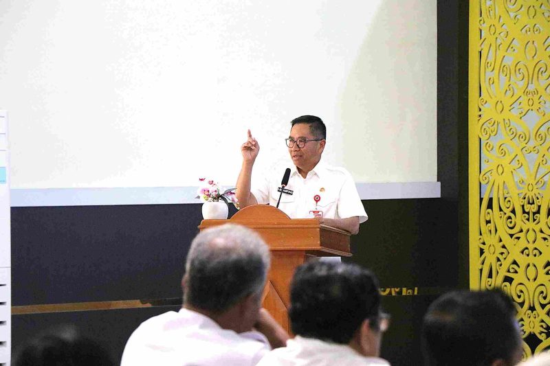 MEMBUKA: Plt. Sekretaris Daerah Provinsi Kalteng, Leonard S. Ampung saat membuka kegiatan Sosialisasi Kode Etik dan Kode Perilaku ASN, Rabu (16/7/2025).(IST)