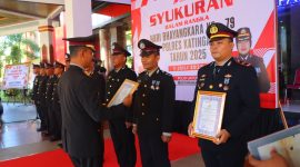 Kapolsek Marikit Ipda Hendra Sopiyan D. Munthe, S.H usai upacara mengaku sangat berterima kasih atas kepercayaan dan penghargaan kepada anggota.(IST)