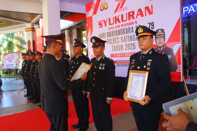 Kapolsek Marikit Ipda Hendra Sopiyan D. Munthe, S.H usai upacara mengaku sangat berterima kasih atas kepercayaan dan penghargaan kepada anggota.(IST)