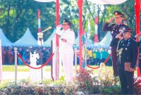 PIMPIN : Gubernur Kalteng, Agustiar Sabran, saat memimpin Upacara Peringatan Hari Bhayangkara ke-79 yang digelar di halaman Kantor Gubernur, Selasa (1/7/2025).(IST)