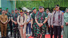 KUNJUNGAN : Gubernur Agustiar Sabran saat Mendampingi Pangdam XII/Tanjungpura Mayjen TNI Jamallulael melakukan kunjungan kerja ke Kabupaten Barito Utara, Selasa (8/7/2025).(IST)