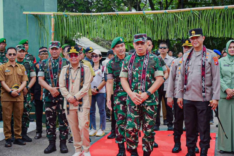 KUNJUNGAN : Gubernur Agustiar Sabran saat Mendampingi Pangdam XII/Tanjungpura Mayjen TNI Jamallulael melakukan kunjungan kerja ke Kabupaten Barito Utara, Selasa (8/7/2025).(IST)