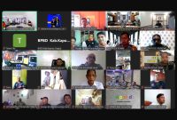 RAPAT : Kepala BPB-PK Kalteng, Ahmad Toyib saat mengikuti Rapat Evaluasi Bulanan Satuan Tugas Pengendalian Karhutla yang digelar secara virtual pada Rabu (9/7/2025). (IST)