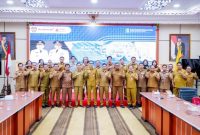 FOTO BERSAMA : Kepala Diskominfosantik Kalteng Rangga Lesmana saat foto bersama usai rapat koordinasi bersama Diskominfo kabupaten/kota se-Kalteng di Aula Kanderang Tingang, Selasa (1/7/2025).(IST)
