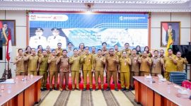 FOTO BERSAMA : Kepala Diskominfosantik Kalteng Rangga Lesmana saat foto bersama usai rapat koordinasi bersama Diskominfo kabupaten/kota se-Kalteng di Aula Kanderang Tingang, Selasa (1/7/2025).(IST)
