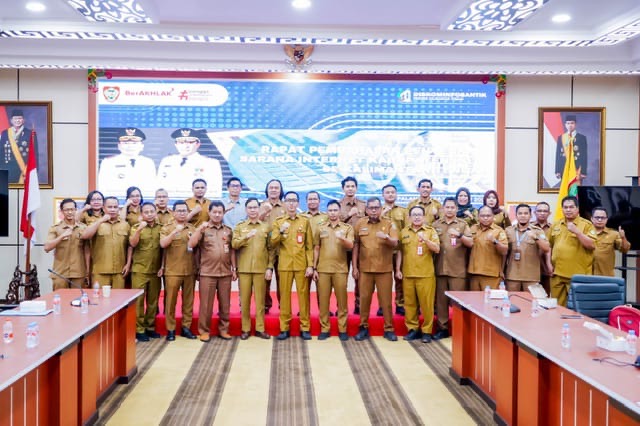 FOTO BERSAMA : Kepala Diskominfosantik Kalteng Rangga Lesmana saat foto bersama usai rapat koordinasi bersama Diskominfo kabupaten/kota se-Kalteng di Aula Kanderang Tingang, Selasa (1/7/2025).(IST)
