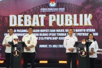 DEBAT PUBLIK : Paslon nomor urut 01, Shalahuddin-Felix, dan paslon nomor urut 02 Jimmy-Indri saat mengikuti debat publik yang digelar Jumat (25/7/2025).(IST)
