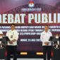 DEBAT PUBLIK : Paslon nomor urut 01, Shalahuddin-Felix, dan paslon nomor urut 02 Jimmy-Indri saat mengikuti debat publik yang digelar Jumat (25/7/2025).(IST)