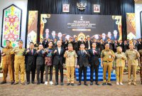 FOTO BERSAMA: Gubernur Kalteng H. Agustiar Sabran, saat foto bersama dengan Pengurus BPD HIPMI Kalteng masa bakti 2025-2028 usai pelantikan di Aula Jayang Tingang, Kompleks Kantor Gubernur Kalteng, Selasa (29/7/2025).(IST)