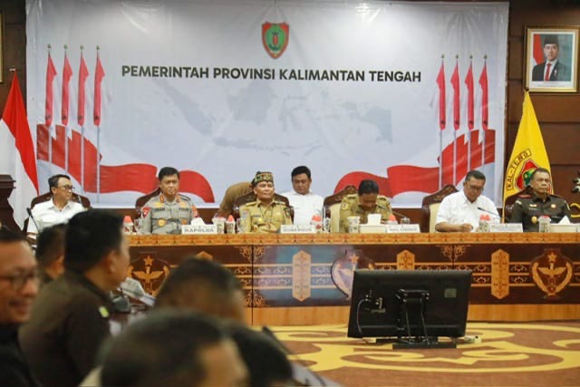 PIMPIN: Gubernur Kalteng H. Agustiar Sabran saat memimpin Rakor Tim Monitoring Percepatan Program Cetak Sawah dan Optimalisasi Lahan Provinsi Kalteng Tahun 2025  yang digelar di Aula Eka Hapakat, Kantor Gubernur Kalteng, Selasa (29/07/2025).(IST)