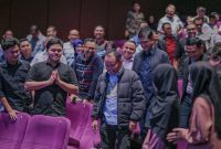INTERAKSI: Gubernur Kalteng H. Agustiar Sabran saat berinteraksi hangat dengan para pelajar dan undangan yang hadir usai pemutaran film nasional Believe : Takdir, Mimpi, Keberanian di salah satu Bioskop di Palangka Raya, Rabu (30/7/2025).(IST)
