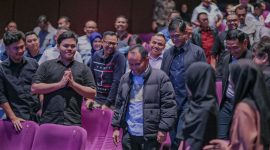 INTERAKSI: Gubernur Kalteng H. Agustiar Sabran saat berinteraksi hangat dengan para pelajar dan undangan yang hadir usai pemutaran film nasional Believe : Takdir, Mimpi, Keberanian di salah satu Bioskop di Palangka Raya, Rabu (30/7/2025).(IST)