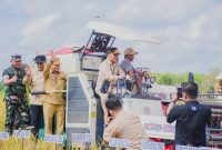 PANEN RAYA : Gubernur Kalteng H. Agustiar Sabran saat panen raya padi di Desa Terusan Makmur, Kecamatan Bataguh, Kabupaten Kapuas, Senin (14/7/2025).(IST)