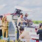 PANEN RAYA : Gubernur Kalteng H. Agustiar Sabran saat panen raya padi di Desa Terusan Makmur, Kecamatan Bataguh, Kabupaten Kapuas, Senin (14/7/2025).(IST)