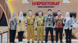 FOTO BERSAMA: Plt. Sekretaris Daerah Provinsi Kalteng, Leonard S. Ampung saat menghadiri acara SPI yang digelar di Aula Inspektorat Daerah, Senin (28/7/2025).(IST)