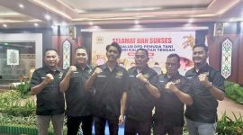 FOTO BERSAMA : Ketua DPD Petani Muda Indonesia Provinsi Kalteng terlikih, Deden Agustiar Sabran, saaf foto bersama dengan sejumlah pengurus DPC Petani Muda Indonesia Provinsi Kalteng, Senin (14/7/2025). (IST)