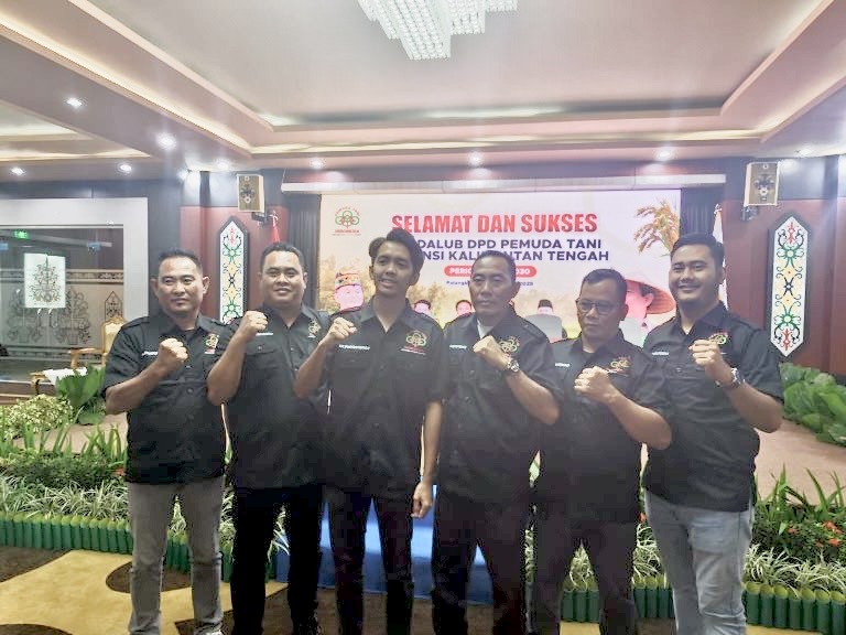 FOTO BERSAMA : Ketua DPD Petani Muda Indonesia Provinsi Kalteng terlikih, Deden Agustiar Sabran, saaf foto bersama dengan sejumlah pengurus DPC Petani Muda Indonesia Provinsi Kalteng, Senin (14/7/2025). (IST)