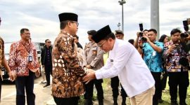 SAMBUT : Gubernur Kalteng H. Agustiar Sabran bersalaman hangat dengan Menteri Desa, Pembangunan Daerah Tertinggal, dan Transmigrasi RI H. Susanto Yandri sebagai bentuk sambutan penuh keakraban dalam kunjungan kerja di Provinsi Kalteng, Jumat (4/7/2025).(IST)