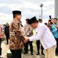 SAMBUT : Gubernur Kalteng H. Agustiar Sabran bersalaman hangat dengan Menteri Desa, Pembangunan Daerah Tertinggal, dan Transmigrasi RI H. Susanto Yandri sebagai bentuk sambutan penuh keakraban dalam kunjungan kerja di Provinsi Kalteng, Jumat (4/7/2025).(IST)