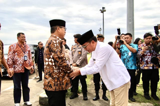 SAMBUT : Gubernur Kalteng H. Agustiar Sabran bersalaman hangat dengan Menteri Desa, Pembangunan Daerah Tertinggal, dan Transmigrasi RI H. Susanto Yandri sebagai bentuk sambutan penuh keakraban dalam kunjungan kerja di Provinsi Kalteng, Jumat (4/7/2025).(IST)