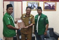 PERTEMUAN: Sekretaris DLH Kalteng, Dr. H. Noor Halim, didampingi Kasubag Umum DLH, Bintoro Junaidi, saat melakukan petemuan dengan Ketua PW GP Ansor Kalteng, Arjoni, Selasa (22/7/2025).(IST)