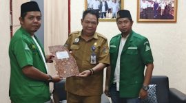 PERTEMUAN: Sekretaris DLH Kalteng, Dr. H. Noor Halim, didampingi Kasubag Umum DLH, Bintoro Junaidi, saat melakukan petemuan dengan Ketua PW GP Ansor Kalteng, Arjoni, Selasa (22/7/2025).(IST)