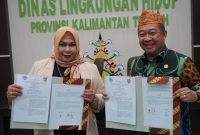 PENANDATANGANAN: Kepala DLH Provinsi Kalteng Joni Harta bersama Kapus PSDMLH Mini Farida usai menandatangani nota kesepahaman di Aula DLH Kalteng, Kamis (3/7/2025).(IST)