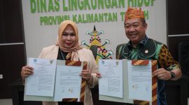 PENANDATANGANAN: Kepala DLH Provinsi Kalteng Joni Harta bersama Kapus PSDMLH Mini Farida usai menandatangani nota kesepahaman di Aula DLH Kalteng, Kamis (3/7/2025).(IST)