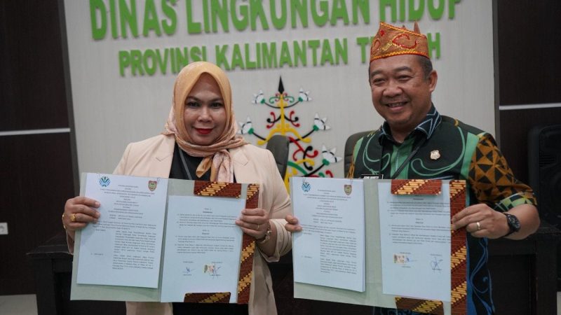 PENANDATANGANAN: Kepala DLH Provinsi Kalteng Joni Harta bersama Kapus PSDMLH Mini Farida usai menandatangani nota kesepahaman di Aula DLH Kalteng, Kamis (3/7/2025).(IST)