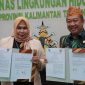 PENANDATANGANAN: Kepala DLH Provinsi Kalteng Joni Harta bersama Kapus PSDMLH Mini Farida usai menandatangani nota kesepahaman di Aula DLH Kalteng, Kamis (3/7/2025).(IST)