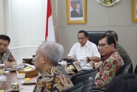 PIMPIN : Mendagri Tito Karnavian saat memimpin rapat koordinasi dengan jajaran pemerintah daerah dan pihak terkait  membahas percepatan Program MBG dan pentingnya pembentukan Satgas MBG di setiap daerah, Jumat (18/7/2025).(IST)