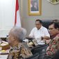 PIMPIN : Mendagri Tito Karnavian saat memimpin rapat koordinasi dengan jajaran pemerintah daerah dan pihak terkait  membahas percepatan Program MBG dan pentingnya pembentukan Satgas MBG di setiap daerah, Jumat (18/7/2025).(IST)