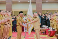 PENGUKUHAN: Gubernur Kalteng H.Agustiar Sabran saat mengukuhkan pengurus Forum Camat Seluruh Indonesia (FORCASI) tingkat provinsi dan kabupaten/kota se-Kalteng, Selasa (29/7/2025).(IST)