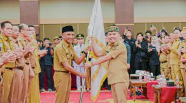PENGUKUHAN: Gubernur Kalteng H.Agustiar Sabran saat mengukuhkan pengurus Forum Camat Seluruh Indonesia (FORCASI) tingkat provinsi dan kabupaten/kota se-Kalteng, Selasa (29/7/2025).(IST)