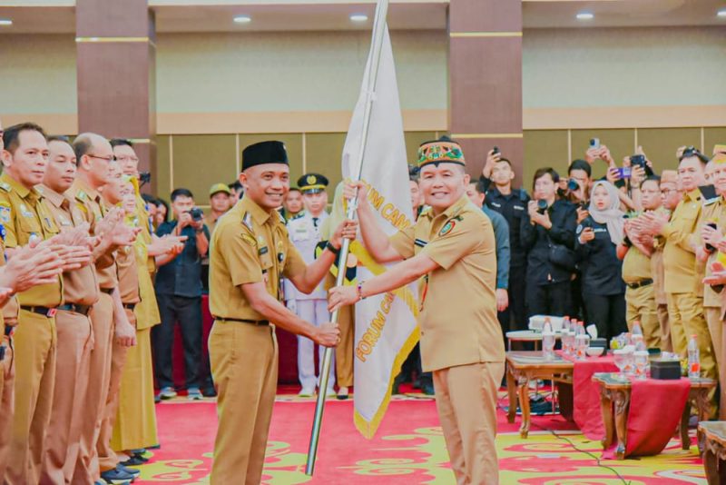 PENGUKUHAN: Gubernur Kalteng H.Agustiar Sabran saat mengukuhkan pengurus Forum Camat Seluruh Indonesia (FORCASI) tingkat provinsi dan kabupaten/kota se-Kalteng, Selasa (29/7/2025).(IST)