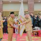 PENGUKUHAN: Gubernur Kalteng H.Agustiar Sabran saat mengukuhkan pengurus Forum Camat Seluruh Indonesia (FORCASI) tingkat provinsi dan kabupaten/kota se-Kalteng, Selasa (29/7/2025).(IST)