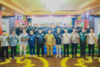 FOTO BERSAMA : Wakil Gubernur Kalteng H. Edy Pratowo usai melantik pengurus baru DPD Pemuda Tani Indonesia Provinsi Kalteng Deden Agustiar Sabran, yang berlangsung di Aula Jayang Tingang, Kantor Gubernur, Selasa (15/7/2025).(IST)