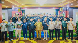 FOTO BERSAMA : Wakil Gubernur Kalteng H. Edy Pratowo usai melantik pengurus baru DPD Pemuda Tani Indonesia Provinsi Kalteng Deden Agustiar Sabran, yang berlangsung di Aula Jayang Tingang, Kantor Gubernur, Selasa (15/7/2025).(IST)