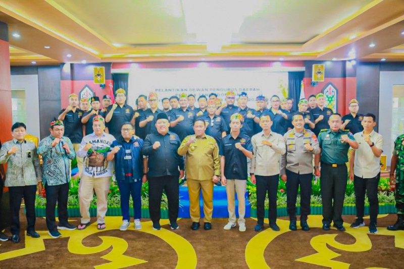FOTO BERSAMA : Wakil Gubernur Kalteng H. Edy Pratowo usai melantik pengurus baru DPD Pemuda Tani Indonesia Provinsi Kalteng Deden Agustiar Sabran, yang berlangsung di Aula Jayang Tingang, Kantor Gubernur, Selasa (15/7/2025).(IST)
