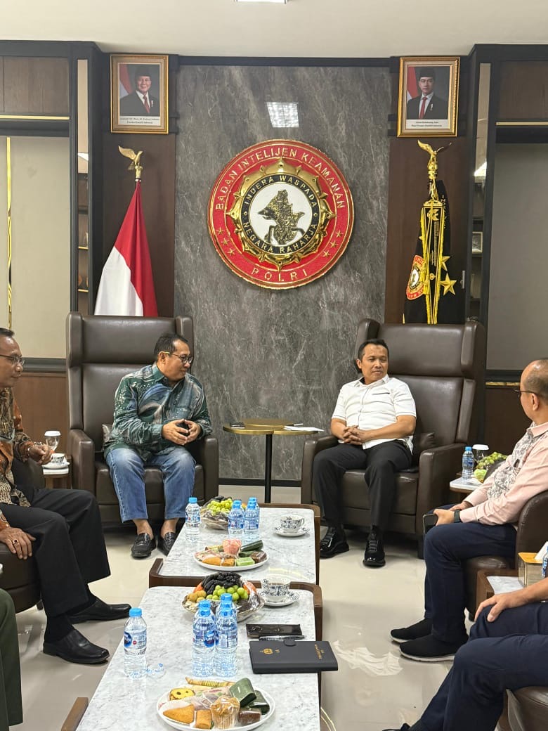 SILATURAHMI: Ketua Umum SMSI, Firdaus, bersama Sekretaris Jenderal Makali Kumar, S.H., menemui Kepala Badan Intelijen dan Keamanan (Kabaintelkam) Polri, Komjen Pol Drs. Syahardiantono, M.Si.di Mabes Polri, Rabu (23/7/2025).(IST)
