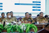 PAPARAN : Plt. Sekda Provinsi Kalteng Leonard S. Ampung saat menyampaikan paparannya saat rapat pembahasan Raperda RPJMD, Selasa (15/7/2025).(IST)