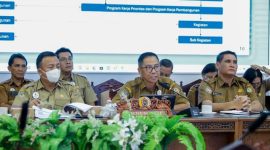 PAPARAN : Plt. Sekda Provinsi Kalteng Leonard S. Ampung saat menyampaikan paparannya saat rapat pembahasan Raperda RPJMD, Selasa (15/7/2025).(IST)