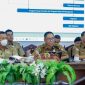 PAPARAN : Plt. Sekda Provinsi Kalteng Leonard S. Ampung saat menyampaikan paparannya saat rapat pembahasan Raperda RPJMD, Selasa (15/7/2025).(IST)